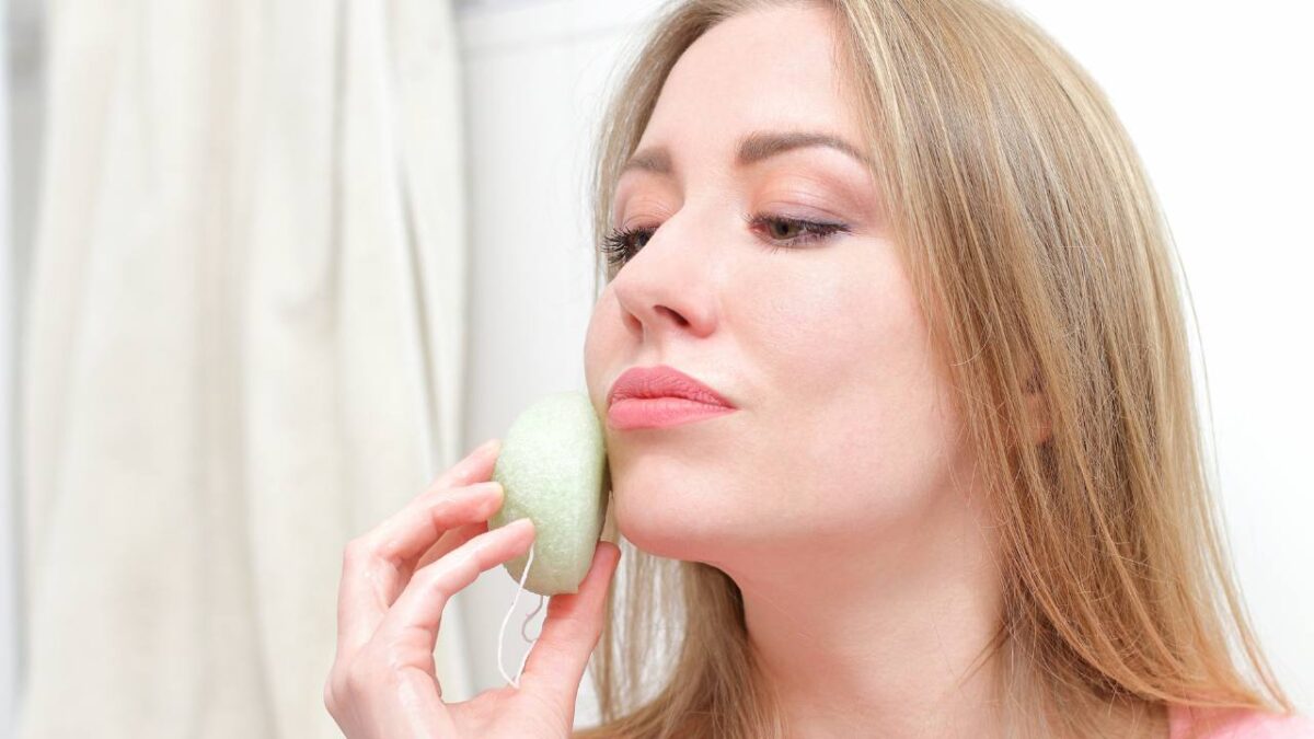 Protezione solare naturale con ingredienti anti-UV e spugne Konjak